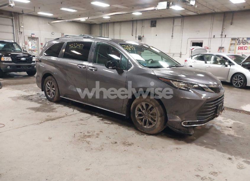 2023 Toyota Sienna XLE (VIN 5TDJSKFC0PS099650) main photo