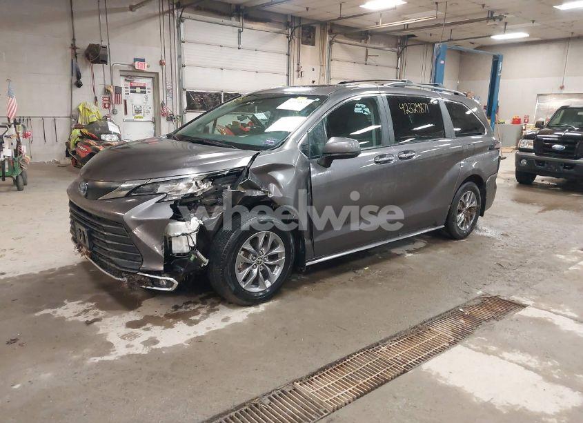 Photo 2 of 2023 Toyota Sienna XLE (VIN 5TDJSKFC0PS099650)