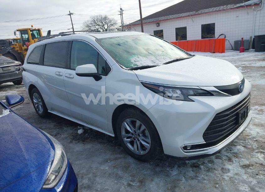 2024 Toyota Sienna XLE (VIN 5TDJSKFC0RS150440) main photo