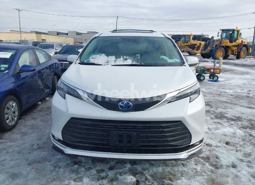 Photo 12 of 2024 Toyota Sienna XLE (VIN 5TDJSKFC0RS150440)