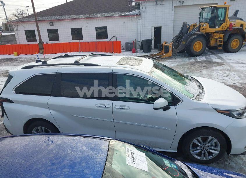 Photo 13 of 2024 Toyota Sienna XLE (VIN 5TDJSKFC0RS150440)