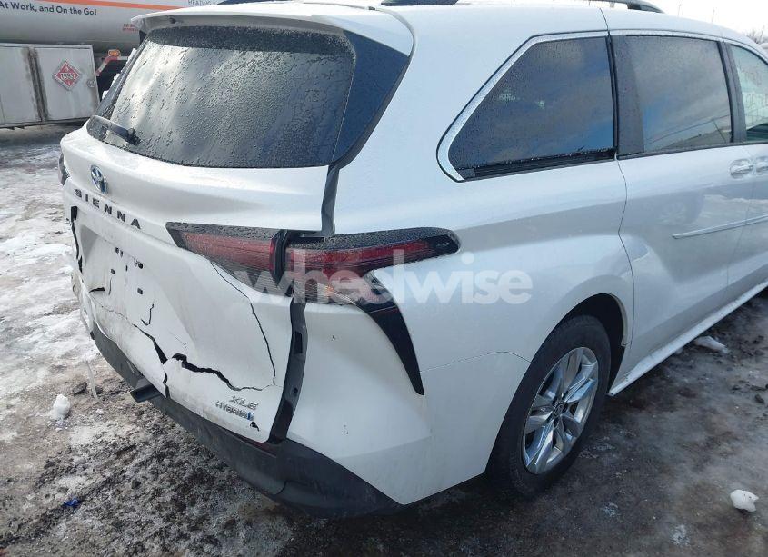 Photo 18 of 2024 Toyota Sienna XLE (VIN 5TDJSKFC0RS150440)