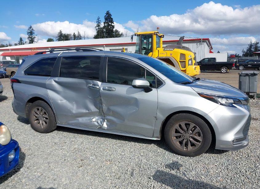 Photo 13 of 2022 Toyota Sienna XLE (VIN 5TDJSKFC2NS062404)