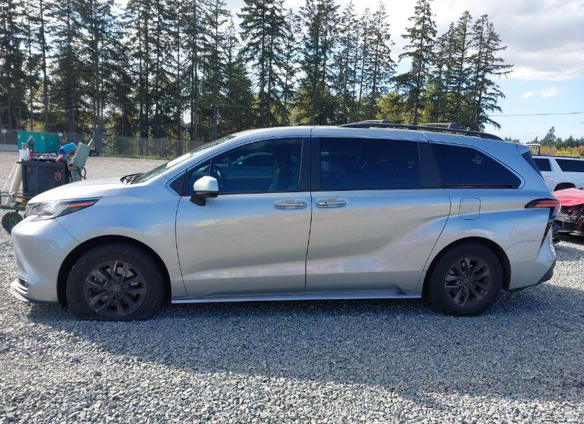 Photo 14 of 2022 Toyota Sienna XLE (VIN 5TDJSKFC2NS062404)