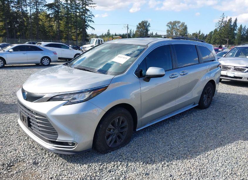 Photo 2 of 2022 Toyota Sienna XLE (VIN 5TDJSKFC2NS062404)