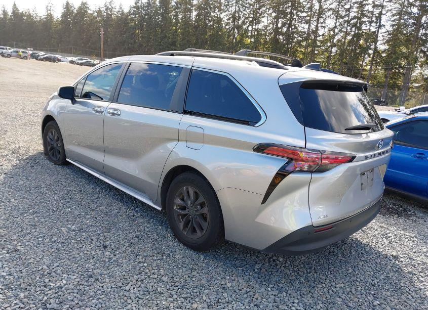 Photo 3 of 2022 Toyota Sienna XLE (VIN 5TDJSKFC2NS062404)