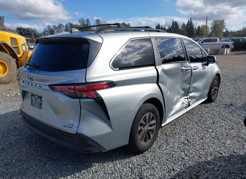 Photo 4 of 2022 Toyota Sienna XLE (VIN 5TDJSKFC2NS062404)