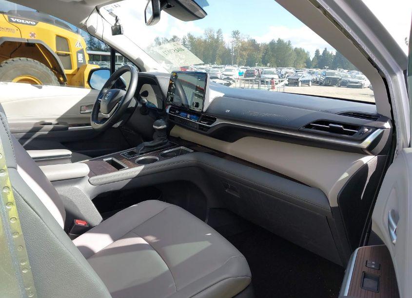 Photo 5 of 2022 Toyota Sienna XLE (VIN 5TDJSKFC2NS062404)