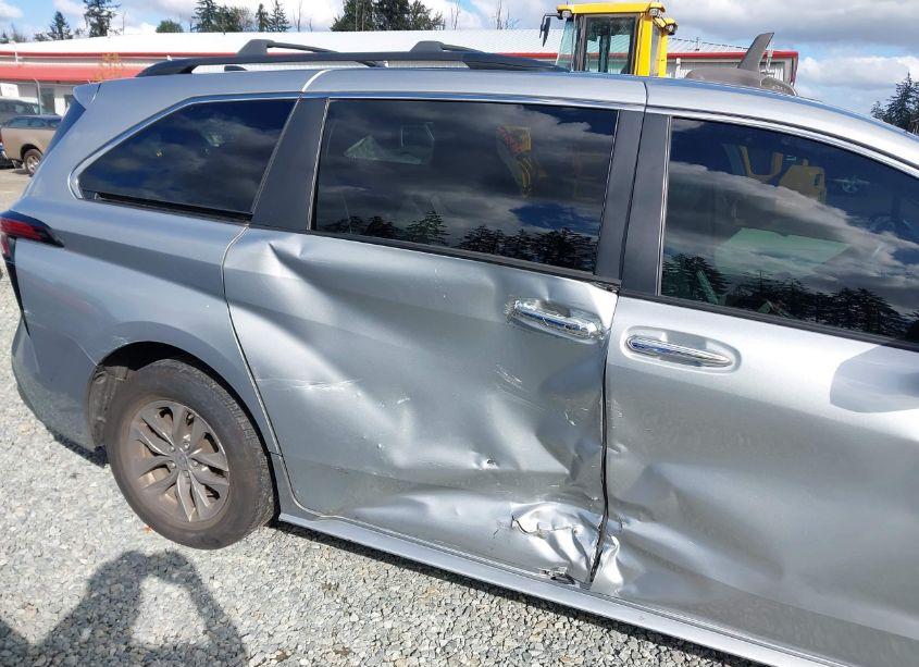 Photo 6 of 2022 Toyota Sienna XLE (VIN 5TDJSKFC2NS062404)