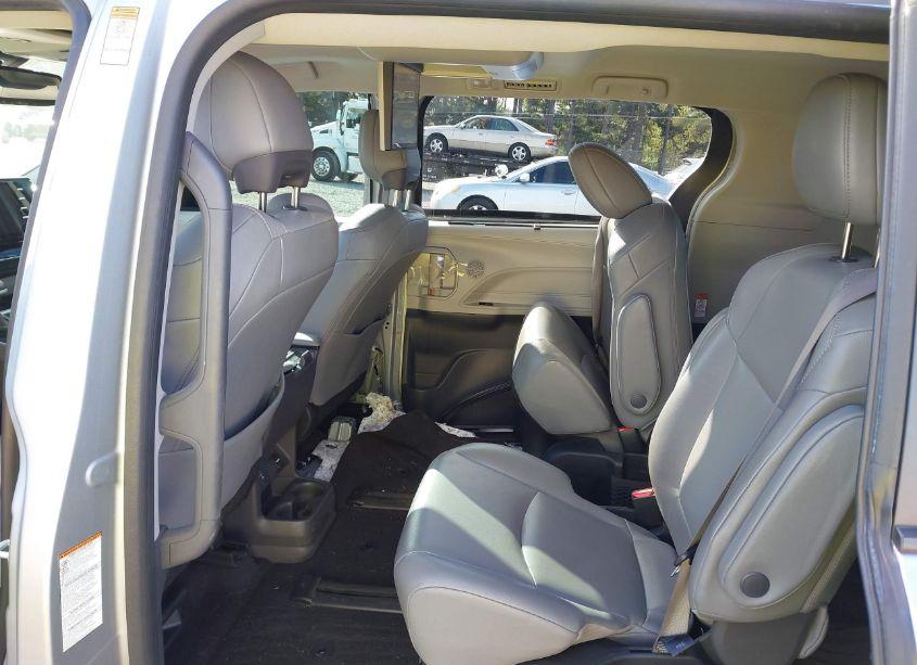 Photo 8 of 2022 Toyota Sienna XLE (VIN 5TDJSKFC2NS062404)