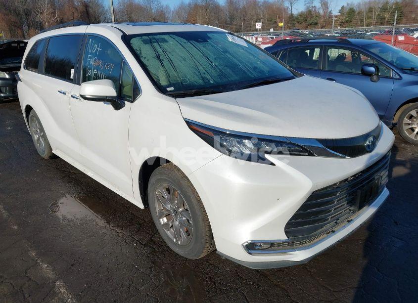 2024 Toyota Sienna XLE (VIN 5TDJSKFC2RS134868) main photo