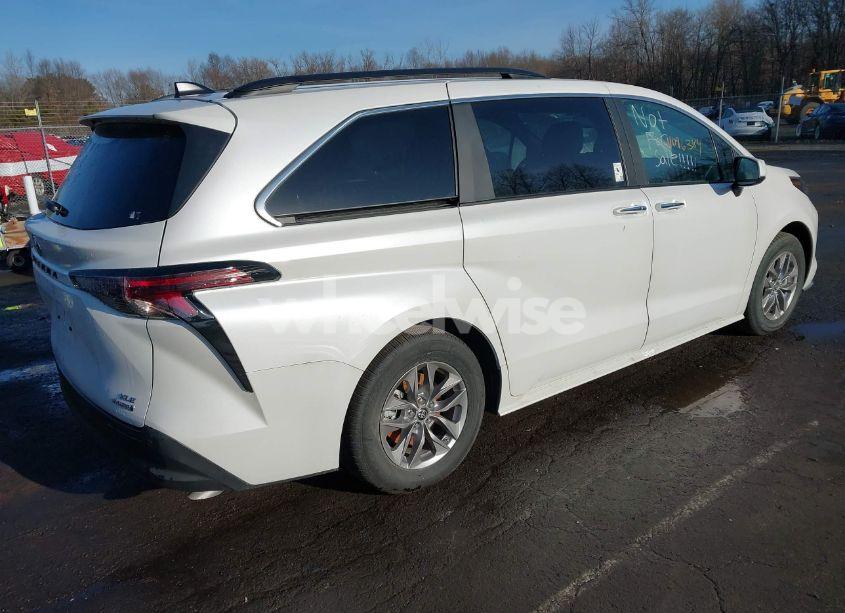 Photo 4 of 2024 Toyota Sienna XLE (VIN 5TDJSKFC2RS134868)