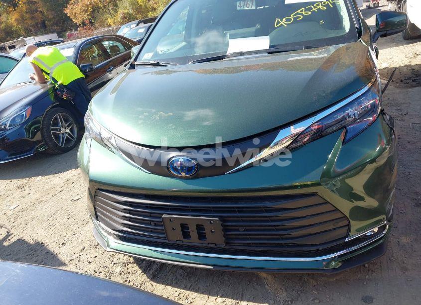 Photo 12 of 2024 Toyota Sienna XLE (VIN 5TDJSKFC2RS147426)