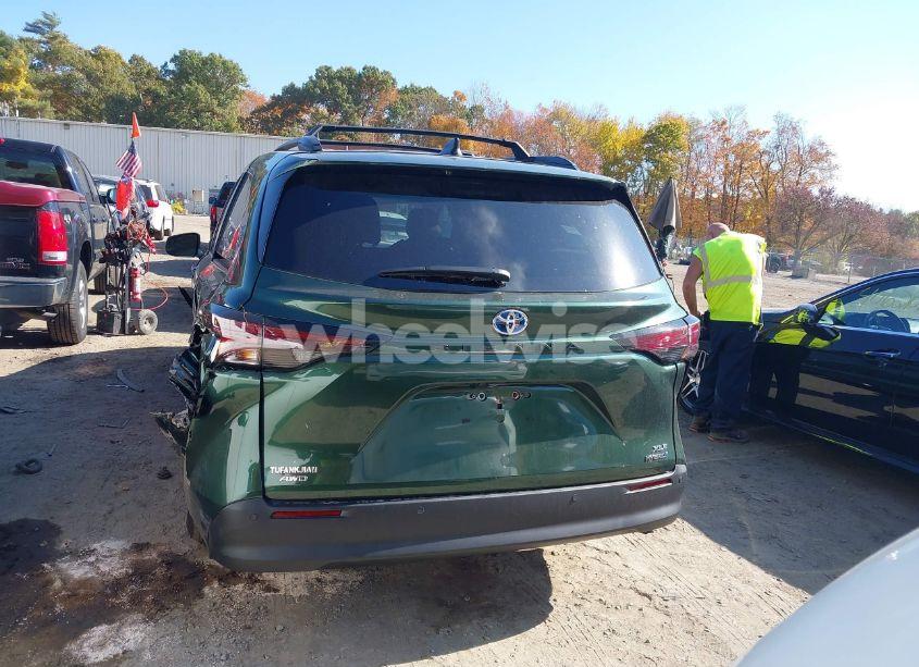 Photo 16 of 2024 Toyota Sienna XLE (VIN 5TDJSKFC2RS147426)