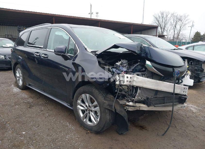 2024 Toyota Sienna XLE (VIN 5TDJSKFC3RS129744) main photo