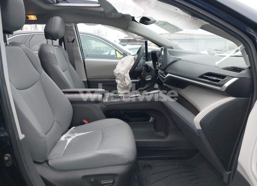 Photo 5 of 2024 Toyota Sienna XLE (VIN 5TDJSKFC3RS129744)