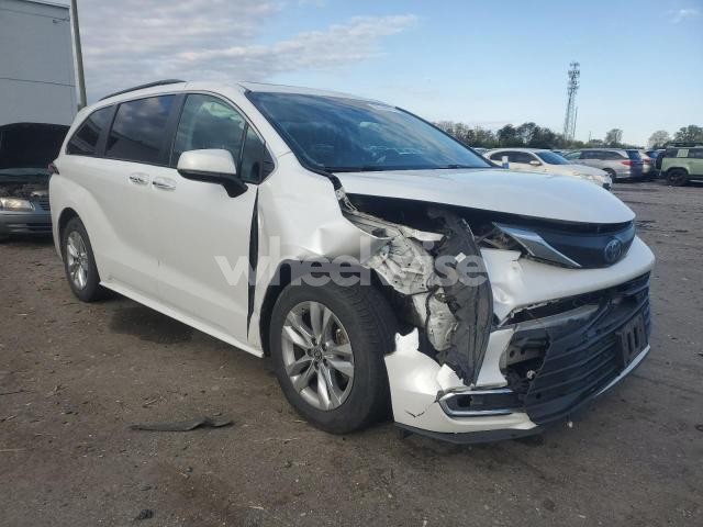 Photo 5 of 2022 TOYOTA SIENNA XLE (VIN 5TDJSKFC4NS056541)