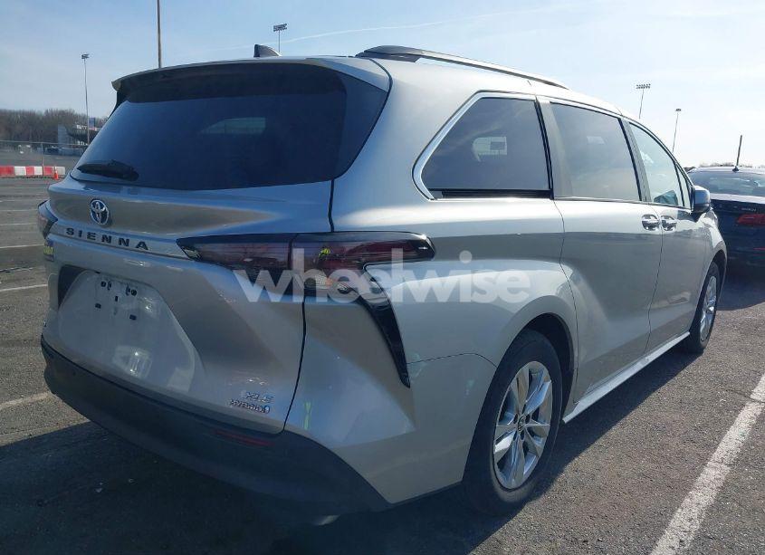 Photo 4 of 2023 Toyota Sienna XLE (VIN 5TDJSKFC5PS106883)