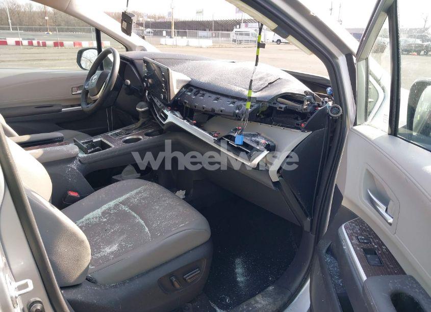 Photo 5 of 2023 Toyota Sienna XLE (VIN 5TDJSKFC5PS106883)