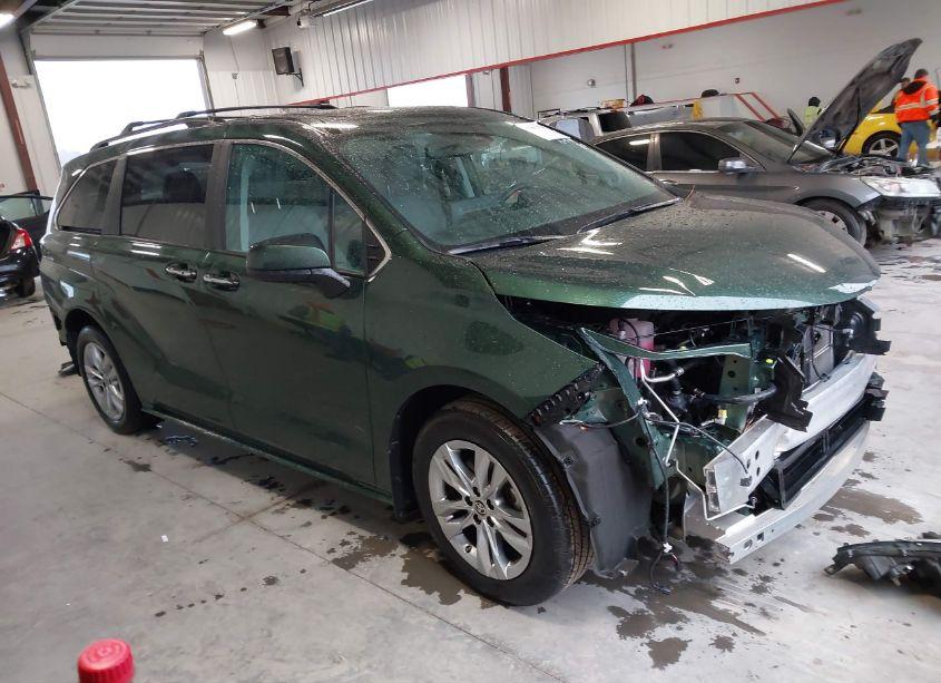 2024 Toyota Sienna XLE (VIN 5TDJSKFC6RS112369) main photo