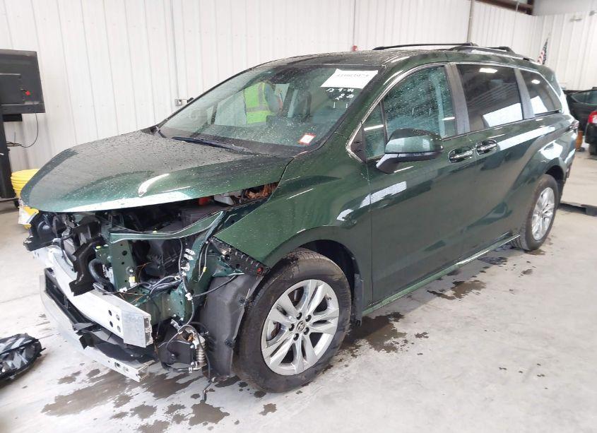 Photo 2 of 2024 Toyota Sienna XLE (VIN 5TDJSKFC6RS112369)