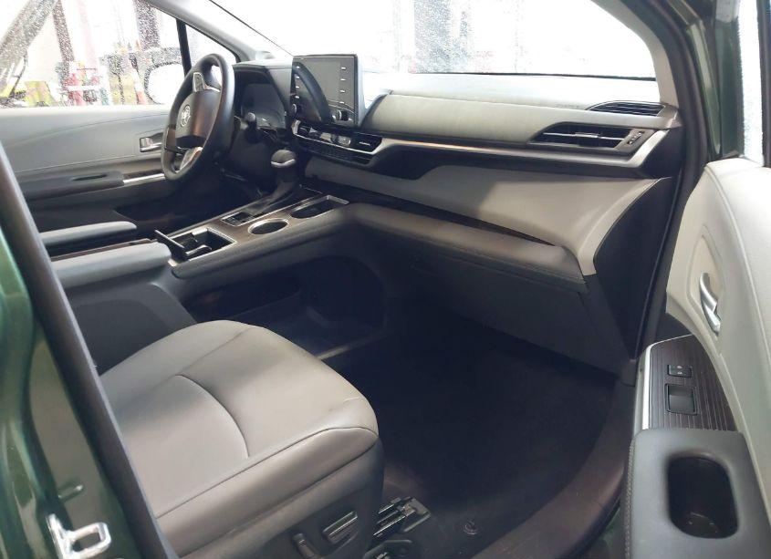 Photo 5 of 2024 Toyota Sienna XLE (VIN 5TDJSKFC6RS112369)