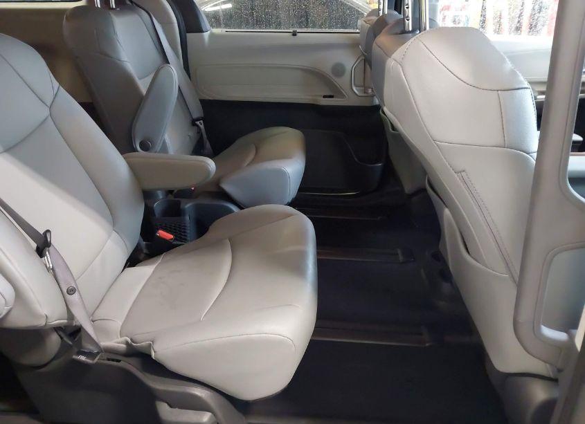 Photo 8 of 2024 Toyota Sienna XLE (VIN 5TDJSKFC6RS112369)