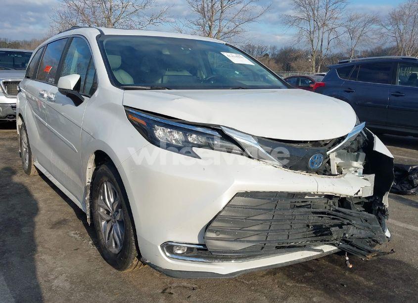 2024 Toyota Sienna XLE (VIN 5TDJSKFC6RS119094) main photo
