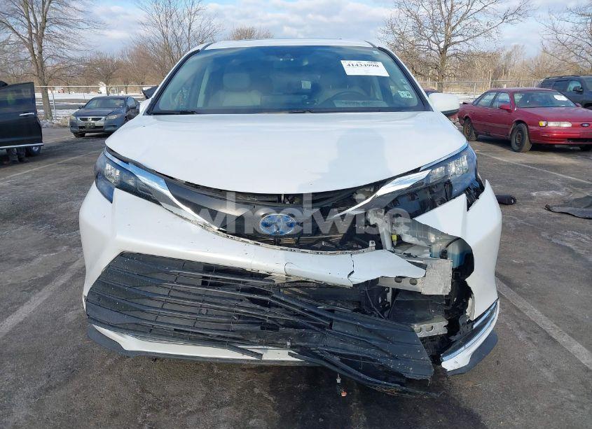 Photo 12 of 2024 Toyota Sienna XLE (VIN 5TDJSKFC6RS119094)