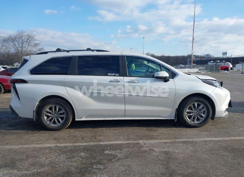 Photo 13 of 2024 Toyota Sienna XLE (VIN 5TDJSKFC6RS119094)