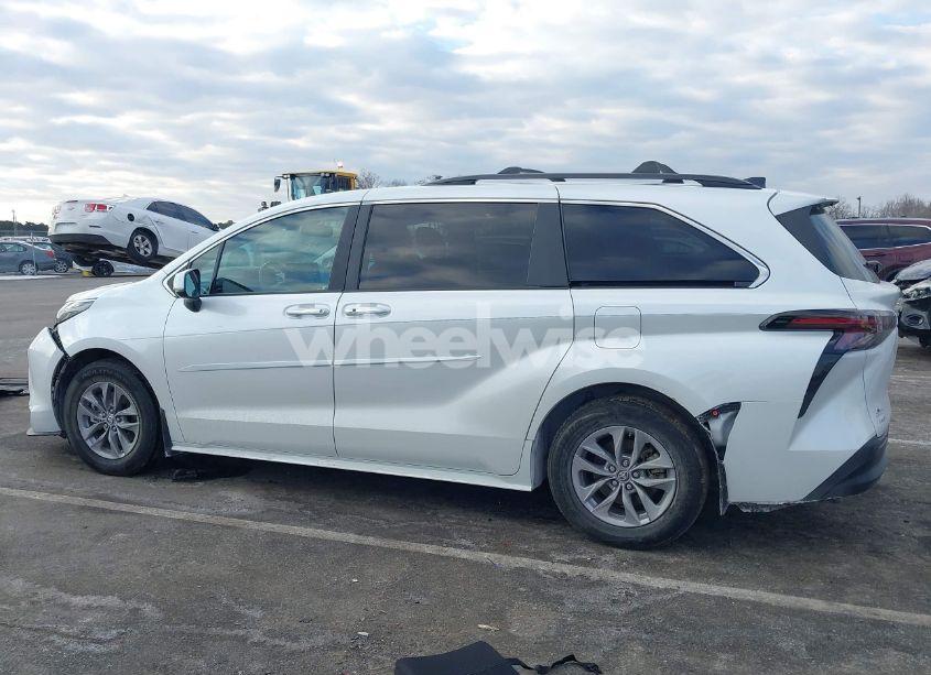 Photo 14 of 2024 Toyota Sienna XLE (VIN 5TDJSKFC6RS119094)