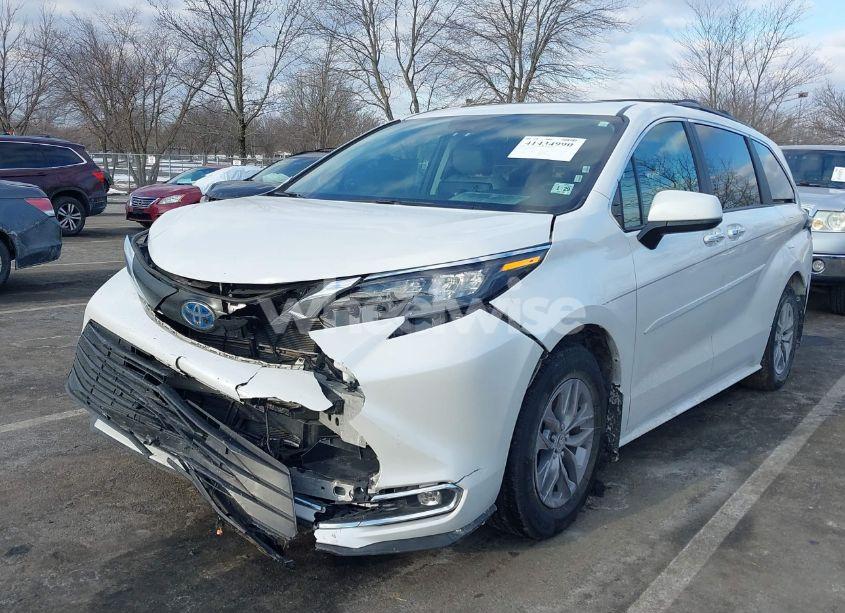 Photo 2 of 2024 Toyota Sienna XLE (VIN 5TDJSKFC6RS119094)