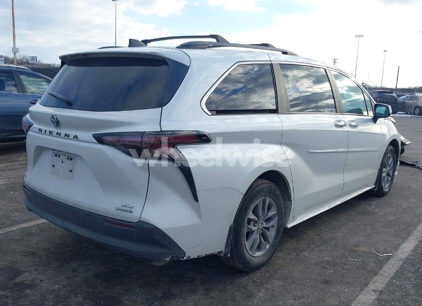 Photo 4 of 2024 Toyota Sienna XLE (VIN 5TDJSKFC6RS119094)