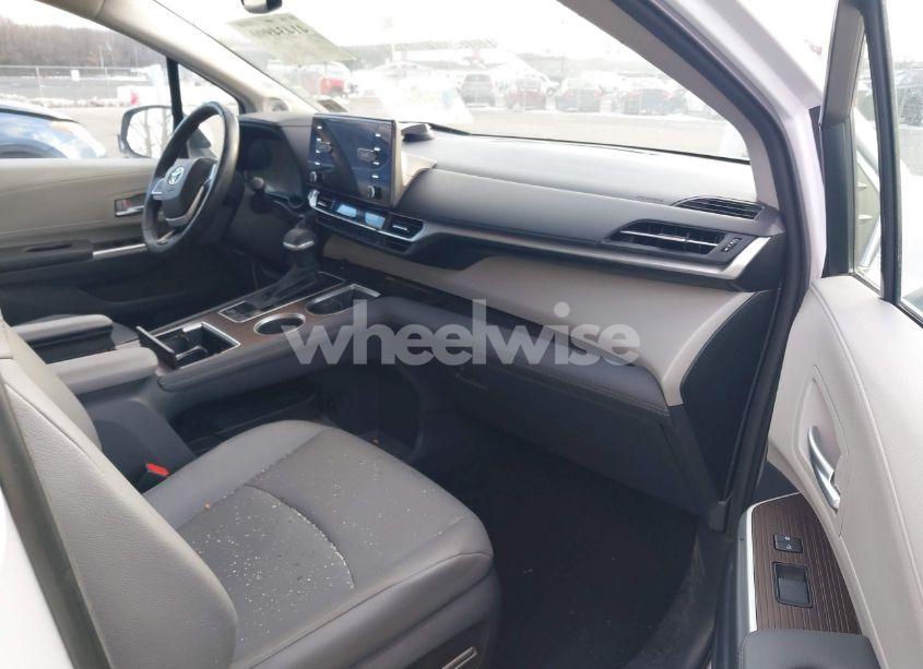 Photo 5 of 2024 Toyota Sienna XLE (VIN 5TDJSKFC6RS119094)