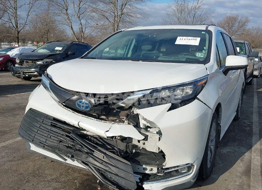 Photo 6 of 2024 Toyota Sienna XLE (VIN 5TDJSKFC6RS119094)