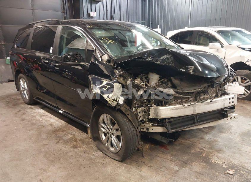 2023 Toyota Sienna XLE (VIN 5TDJSKFC7PS094770) main photo