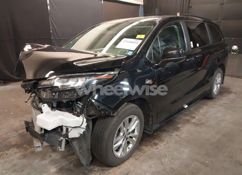 Photo 2 of 2023 Toyota Sienna XLE (VIN 5TDJSKFC7PS094770)