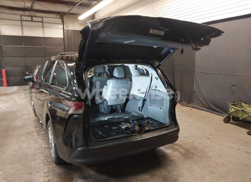 Photo 3 of 2023 Toyota Sienna XLE (VIN 5TDJSKFC7PS094770)