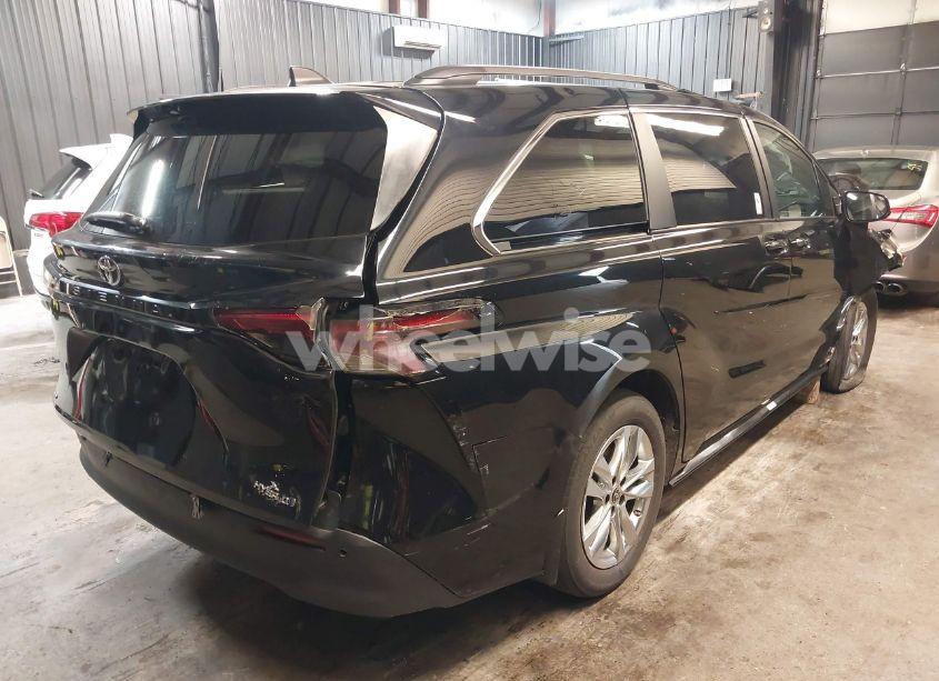 Photo 4 of 2023 Toyota Sienna XLE (VIN 5TDJSKFC7PS094770)