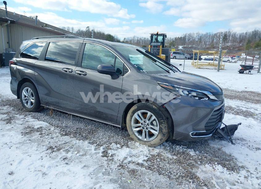 2024 Toyota Sienna XLE/WOODLAND EDITION (VIN 5TDJSKFC7RS116348) main photo