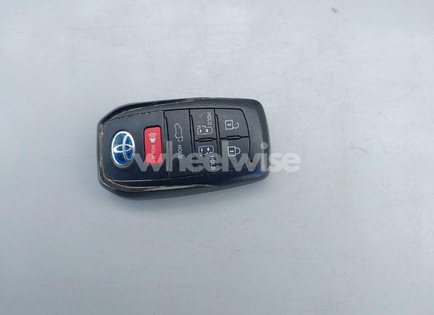 Photo 11 of 2024 Toyota Sienna XLE/WOODLAND EDITION (VIN 5TDJSKFC7RS116348)