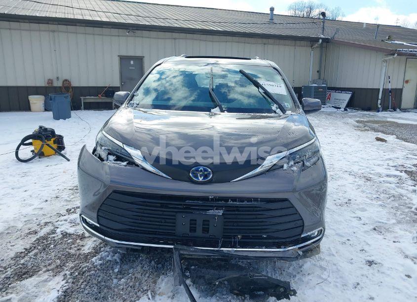 Photo 12 of 2024 Toyota Sienna XLE/WOODLAND EDITION (VIN 5TDJSKFC7RS116348)