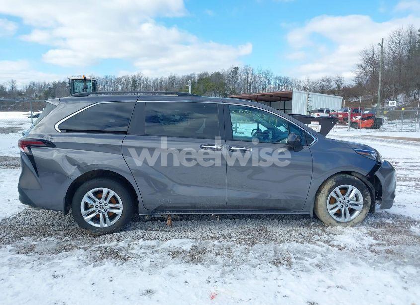 Photo 13 of 2024 Toyota Sienna XLE/WOODLAND EDITION (VIN 5TDJSKFC7RS116348)