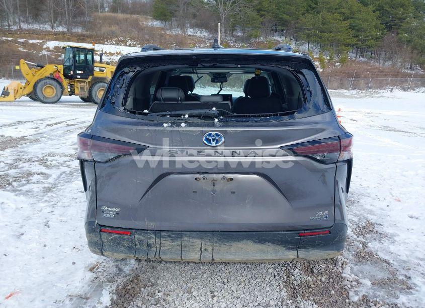 Photo 16 of 2024 Toyota Sienna XLE/WOODLAND EDITION (VIN 5TDJSKFC7RS116348)