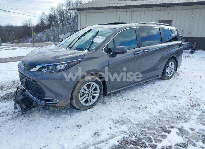 Photo 2 of 2024 Toyota Sienna XLE/WOODLAND EDITION (VIN 5TDJSKFC7RS116348)