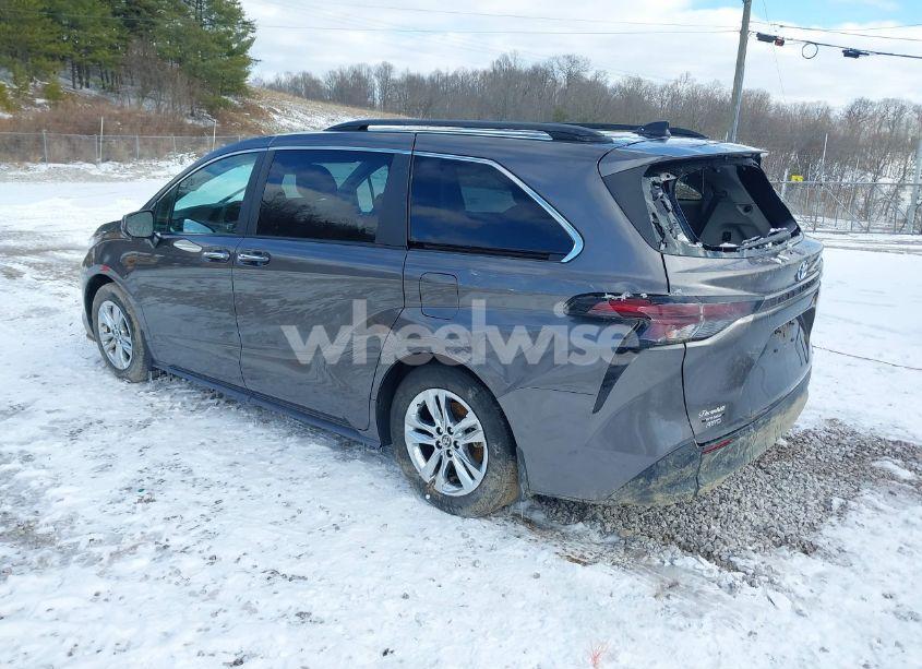 Photo 3 of 2024 Toyota Sienna XLE/WOODLAND EDITION (VIN 5TDJSKFC7RS116348)