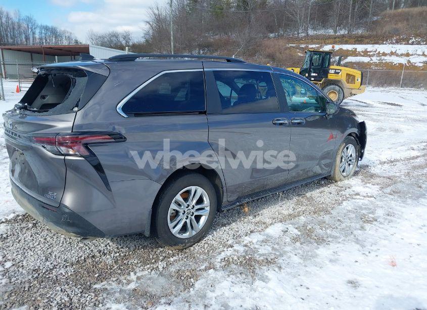 Photo 4 of 2024 Toyota Sienna XLE/WOODLAND EDITION (VIN 5TDJSKFC7RS116348)