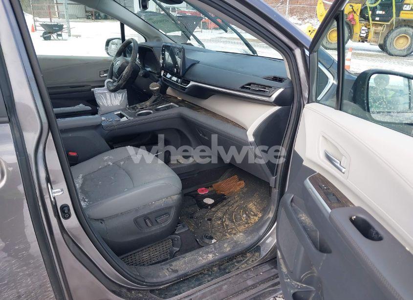 Photo 5 of 2024 Toyota Sienna XLE/WOODLAND EDITION (VIN 5TDJSKFC7RS116348)