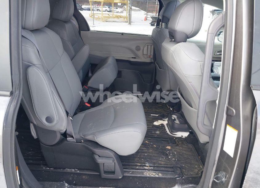 Photo 8 of 2024 Toyota Sienna XLE/WOODLAND EDITION (VIN 5TDJSKFC7RS116348)