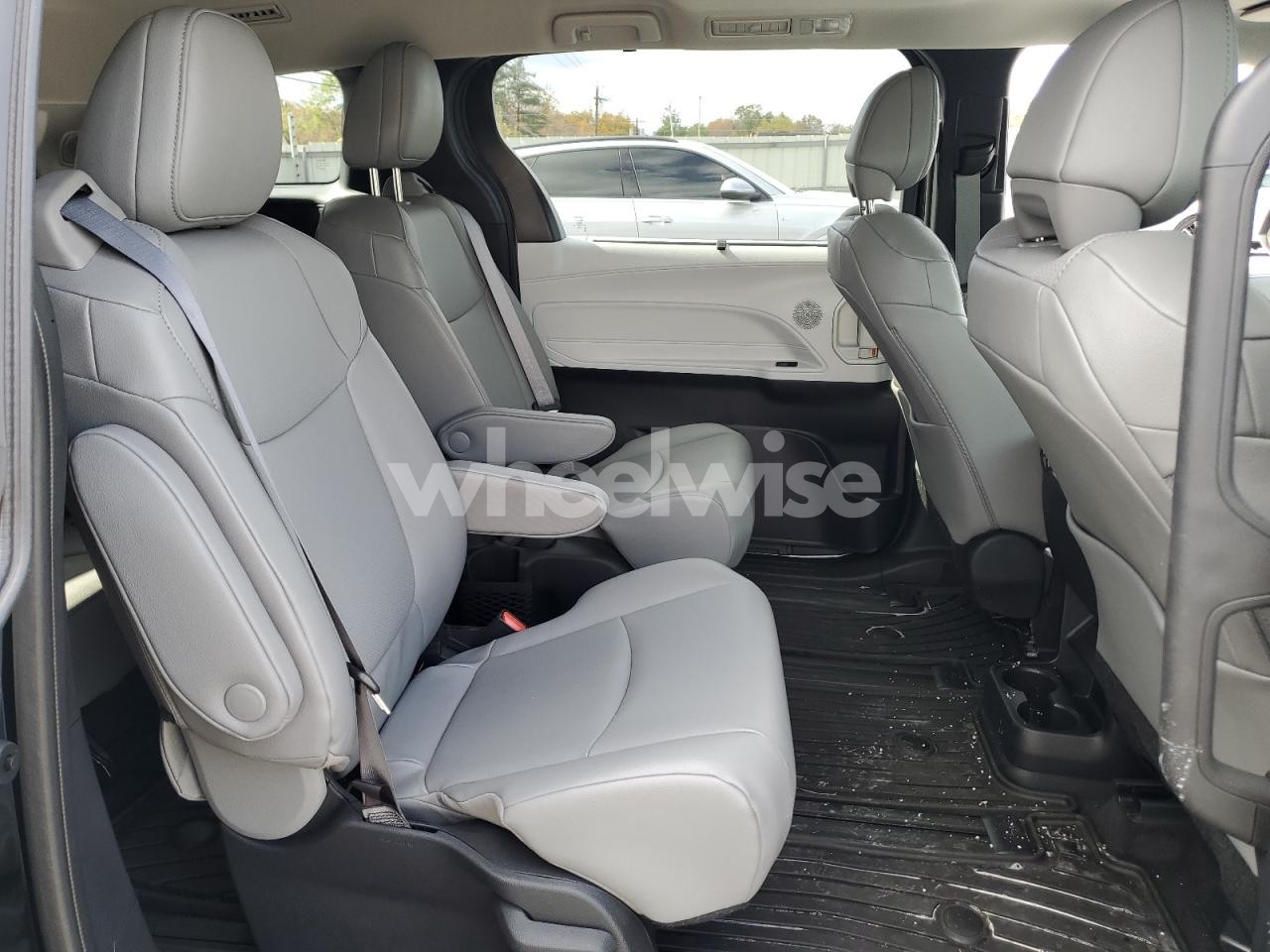 Photo 11 of 2025 TOYOTA SIENNA XLE (VIN 5TDJSKFC7SS210736)